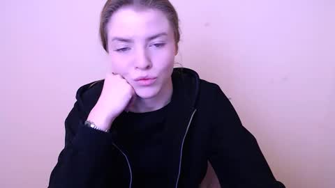 Snapshot of missoliviaa_ chatting on 01/16/25, 08:22 Olivia online show from 01/16/25, 08:22