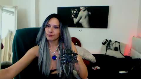 Snapshot of mistressevelyn_ chatting on 12/04/24, 09:51 MistressEvelyn online show from 12/04/24, 09:51