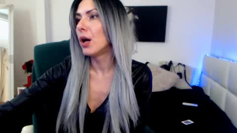 Snapshot of mistressevelyn_ chatting on 12/04/24, 05:44 MistressEvelyn online show from 12/04/24, 05:44