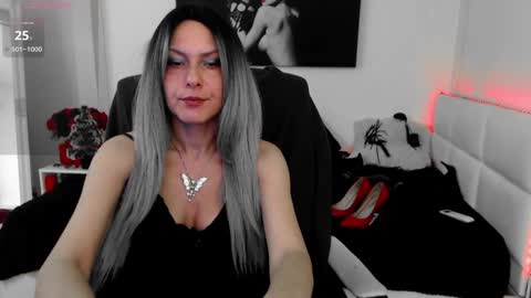 Snapshot of mistressevelyn_ chatting on 12/17/24, 05:18 MistressEvelyn online show from 12/17/24, 05:18