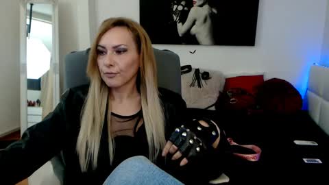 Snapshot of mistressevelyn_ chatting on 01/14/25, 05:51 MistressEvelyn online show from 01/14/25, 05:51