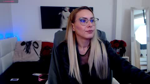 Snapshot of mistressevelyn_ chatting on 01/14/25, 09:02 MistressEvelyn online show from 01/14/25, 09:02