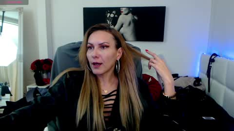 Snapshot of mistressevelyn_ chatting on 02/03/25, 10:36 MistressEvelyn online show from 02/03/25, 10:36