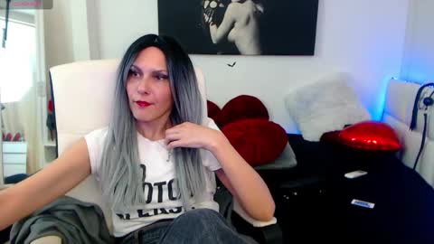 Snapshot of mistressevelyn_ chatting on 02/20/25, 01:40 MistressEvelyn online show from 02/20/25, 01:40