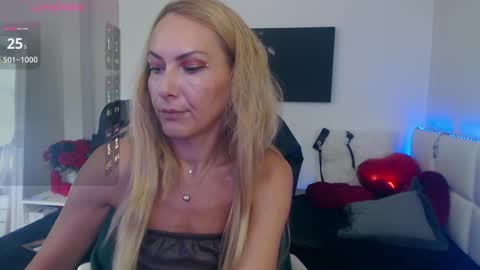 Snapshot of mistressevelyn_ chatting on 09/13/25, 06:35 MistressEvelyn online show from 09/13/25, 06:35