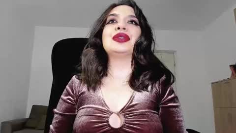 Snapshot of mistressmichelle5 chatting on 02/27/25, 06:18 YourGoddessM online show from 02/27/25, 06:18