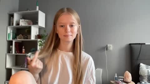 Amelia online show from 10/13/25, 01:22