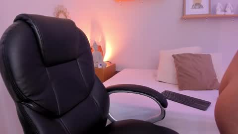 Snapshot of moll1e_ chatting on 02/15/25, 11:50 M o L l i E online show from 02/15/25, 11:50