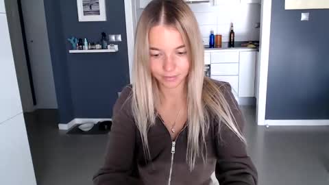 Snapshot of molly_bell chatting on 12/10/24, 01:33 Molly online show from 12/10/24, 01:33