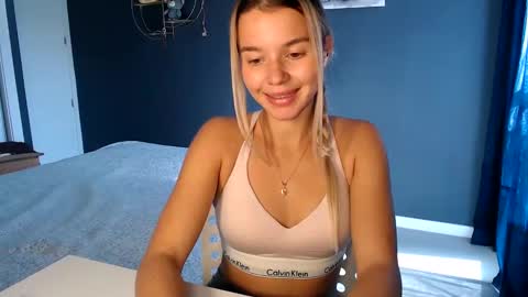 Snapshot of molly_bell chatting on 01/13/25, 12:45 Molly online show from 01/13/25, 12:45