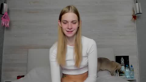 Snapshot of molly_hunt chatting on 10/20/25, 03:18 Molly Hunt online show from 10/20/25, 03:18