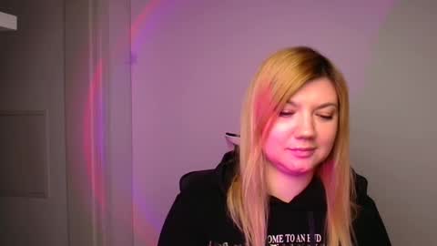 Snapshot of molly_moree chatting on 01/10/25, 12:15 Molly online show from 01/10/25, 12:15