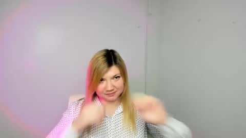 Snapshot of molly_moree chatting on 02/10/25, 03:32 Molly online show from 02/10/25, 03:32