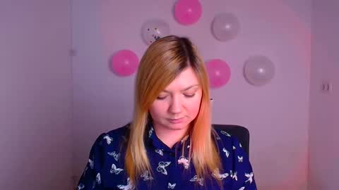 Snapshot of molly_moree chatting on 02/17/25, 12:38 Molly online show from 02/17/25, 12:38