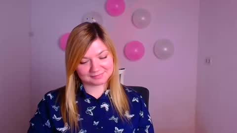 Snapshot of molly_moree chatting on 02/17/25, 03:42 Molly online show from 02/17/25, 03:42