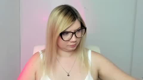 Snapshot of molly_moree chatting on 09/09/25, 11:54 Molly online show from 09/09/25, 11:54