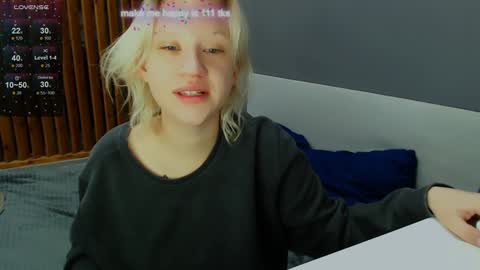 Snapshot of molly_smolly_ chatting on 12/28/24, 03:26 lo online show from 12/28/24, 03:26