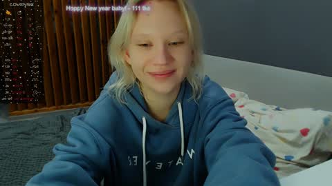 Snapshot of molly_smolly_ chatting on 01/04/25, 02:35 lo online show from 01/04/25, 02:35