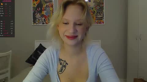 Snapshot of molly_smolly_ chatting on 03/10/25, 01:43 lo online show from 03/10/25, 01:43
