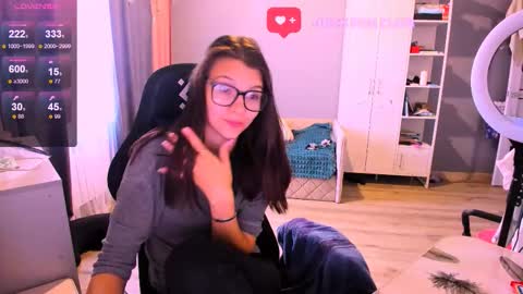 Snapshot of mollylollipop20 chatting on 09/10/25, 02:33 KIRA online show from 09/10/25, 02:33