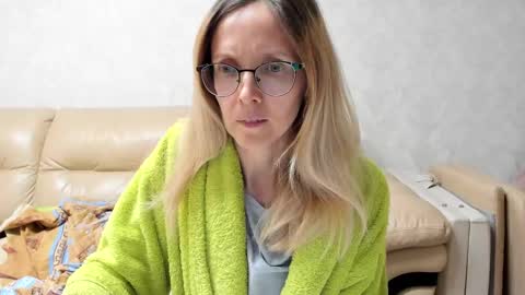 Snapshot of mollystory chatting on 02/10/25, 04:14 AngelMomm online show from 02/10/25, 04:14