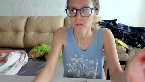 Snapshot of mollystory chatting on 02/19/25, 05:38 AngelMomm online show from 02/19/25, 05:38