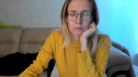 Snapshot of mollystory chatting on 02/26/25, 12:14 AngelMomm online show from 02/26/25, 12:14