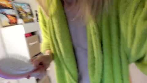 Snapshot of mollystory chatting on 02/28/25, 04:32 AngelMomm online show from 02/28/25, 04:32