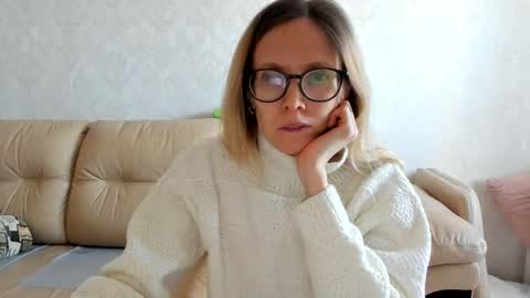Snapshot of mollystory chatting on 03/01/25, 08:13 AngelMomm online show from 03/01/25, 08:13