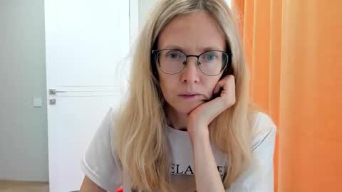 Snapshot of mollystory chatting on 09/17/25, 06:59 AngelMomm online show from 09/17/25, 06:59