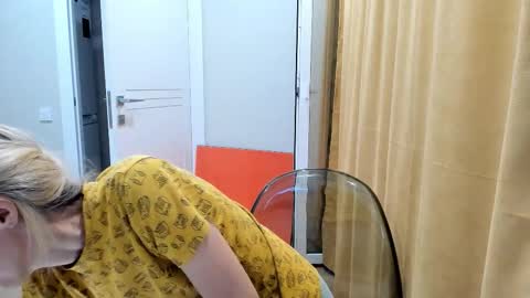 Snapshot of mollystory chatting on 09/22/25, 05:15 AngelMomm online show from 09/22/25, 05:15