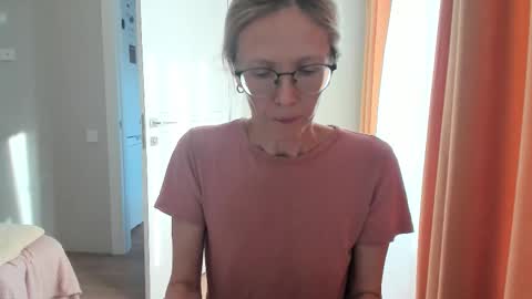 Snapshot of mollystory chatting on 09/26/25, 05:00 AngelMomm online show from 09/26/25, 05:00