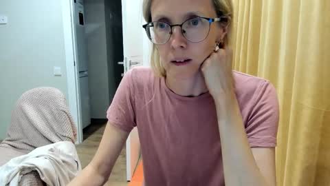 Snapshot of mollystory chatting on 09/26/25, 05:06 AngelMomm online show from 09/26/25, 05:06