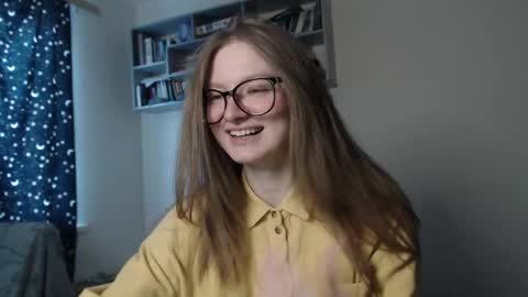 Snapshot of mollytucker chatting on 03/08/25, 12:20 mollytucker online show from 03/08/25, 12:20