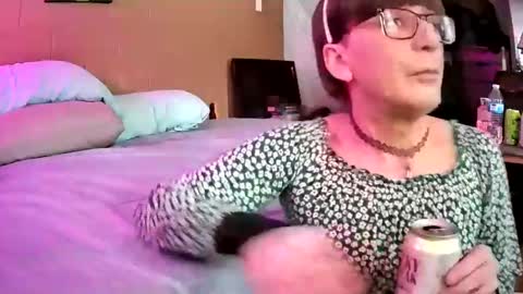 Snapshot of mommamadesissy chatting on 01/18/25, 06:32 Bink online show from 01/18/25, 06:32