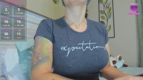 Snapshot of mommyfuckmilf_ chatting on 10/24/25, 11:17 Anny online show from 10/24/25, 11:17