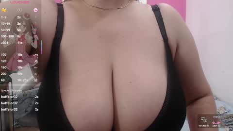 Snapshot of mommyissuess_ chatting on 02/12/25, 02:56 Daphne online show from 02/12/25, 02:56