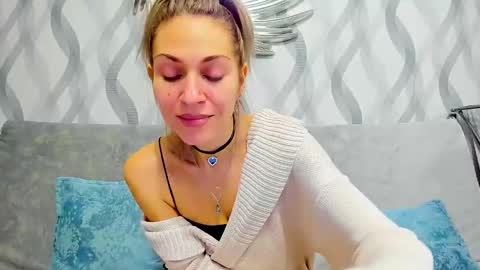 Snapshot of mona_cruz chatting on 02/15/25, 05:50 Mona online show from 02/15/25, 05:50