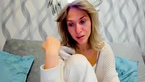 Snapshot of mona_cruz chatting on 02/17/25, 04:59 Mona online show from 02/17/25, 04:59