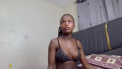 Snapshot of mona_luv1 chatting on 09/17/25, 12:18 Mona online show from 09/17/25, 12:18