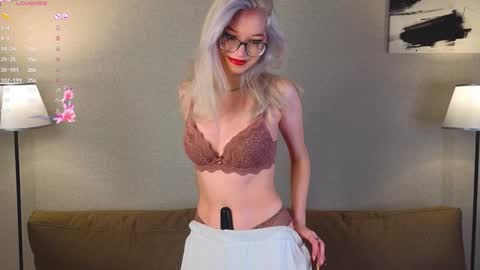 Snapshot of monahase chatting on 01/20/25, 05:37 Mona online show from 01/20/25, 05:37