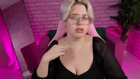 Monica online show from 11/07/25, 10:59