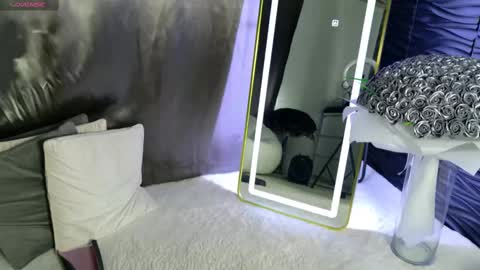 Snapshot of monique_a chatting on 03/05/25, 06:33 Ask me online show from 03/05/25, 06:33