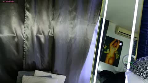 Snapshot of monique_a chatting on 03/09/25, 05:06 Ask me online show from 03/09/25, 05:06