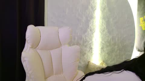 Snapshot of monique_a chatting on 11/21/25, 06:23 Ask me online show from 11/21/25, 06:23