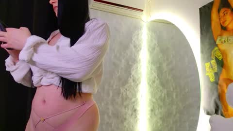 Snapshot of monique_a chatting on 11/24/25, 06:24 Ask me online show from 11/24/25, 06:24