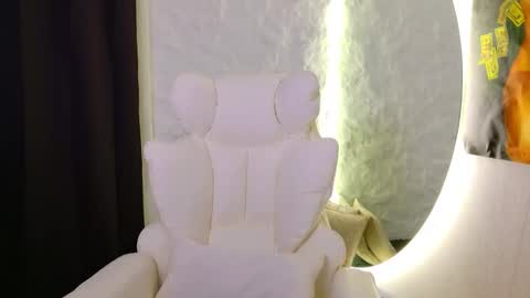 Snapshot of monique_a chatting on 11/25/25, 05:40 Ask me online show from 11/25/25, 05:40