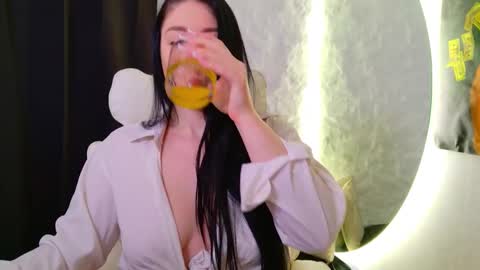 Snapshot of monique_a chatting on 11/26/25, 05:41 Ask me online show from 11/26/25, 05:41