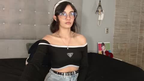 Snapshot of moon__april chatting on 10/09/25, 08:18 Elizabeth online show from 10/09/25, 08:18