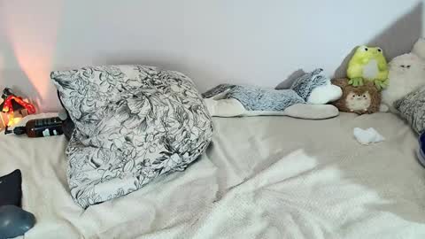 Snapshot of moon_rabbitt chatting on 12/23/24, 12:19 Alice online show from 12/23/24, 12:19